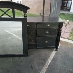 Dresser With Mirror