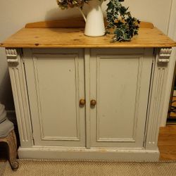 French Style Wood Sideboard/Dresser/ with shelves