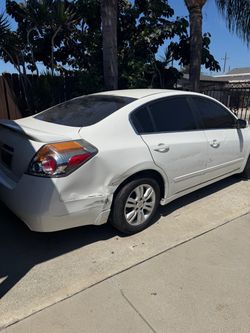2011 Nissan Altima White 4-Door Sedan