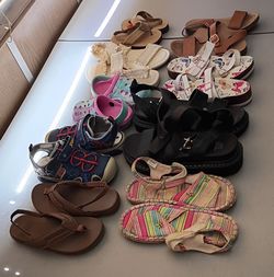 Kids sandals 🩴🩴 flip flops 👡 👡 for 💲💵 read the description