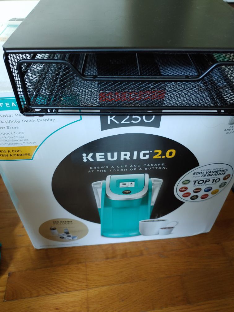 Keurig 2.0 coffee maker + FREE metal tray Kcup holder