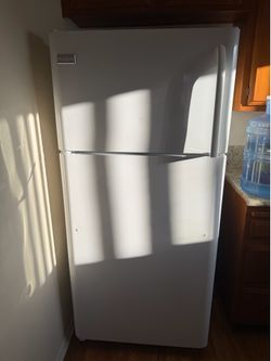 Frigidaire Top Freezer Refrigerator – White – Excellent Working Condition