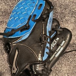 Mizuno prospect GPP 950D Right Hander. Boys baseball or T-ball glove. Very good condition. Innovative power close technology A-Flex. 9.5"