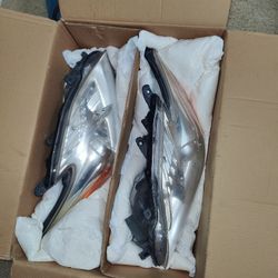 2013 Toyota Prius Headlight Assembly Pair