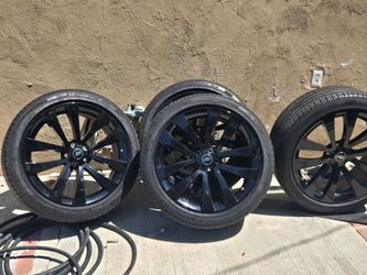 These are genuine Land Rover Range Rover Sport 23-inch Style 5135 gloss black alloy wheels