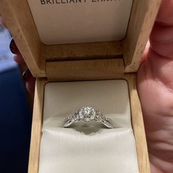 GORGEOUS NATURAL DIAMOND RING IN BOX