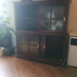 Maplewood Solid Stand Two Sliding Glass Doors On Top And Bottom Two-sided Shelves Very Nice