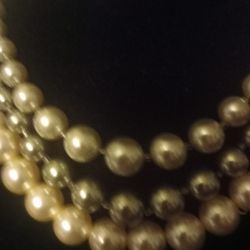 Collar De 3 Hileras  2 Color Perlas Una De Verde Claro