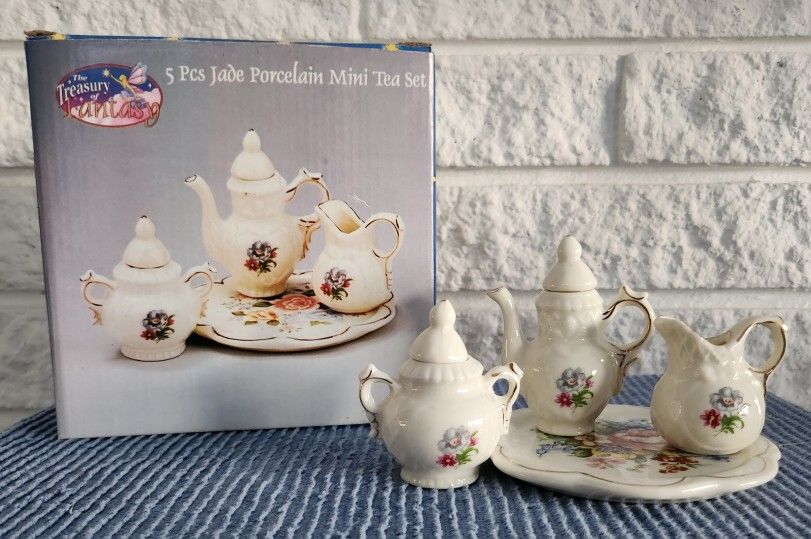 JADE PORCELAIN 5 PIECE MINI TEA SET BY THE TREASURY OF FANTASY 1997