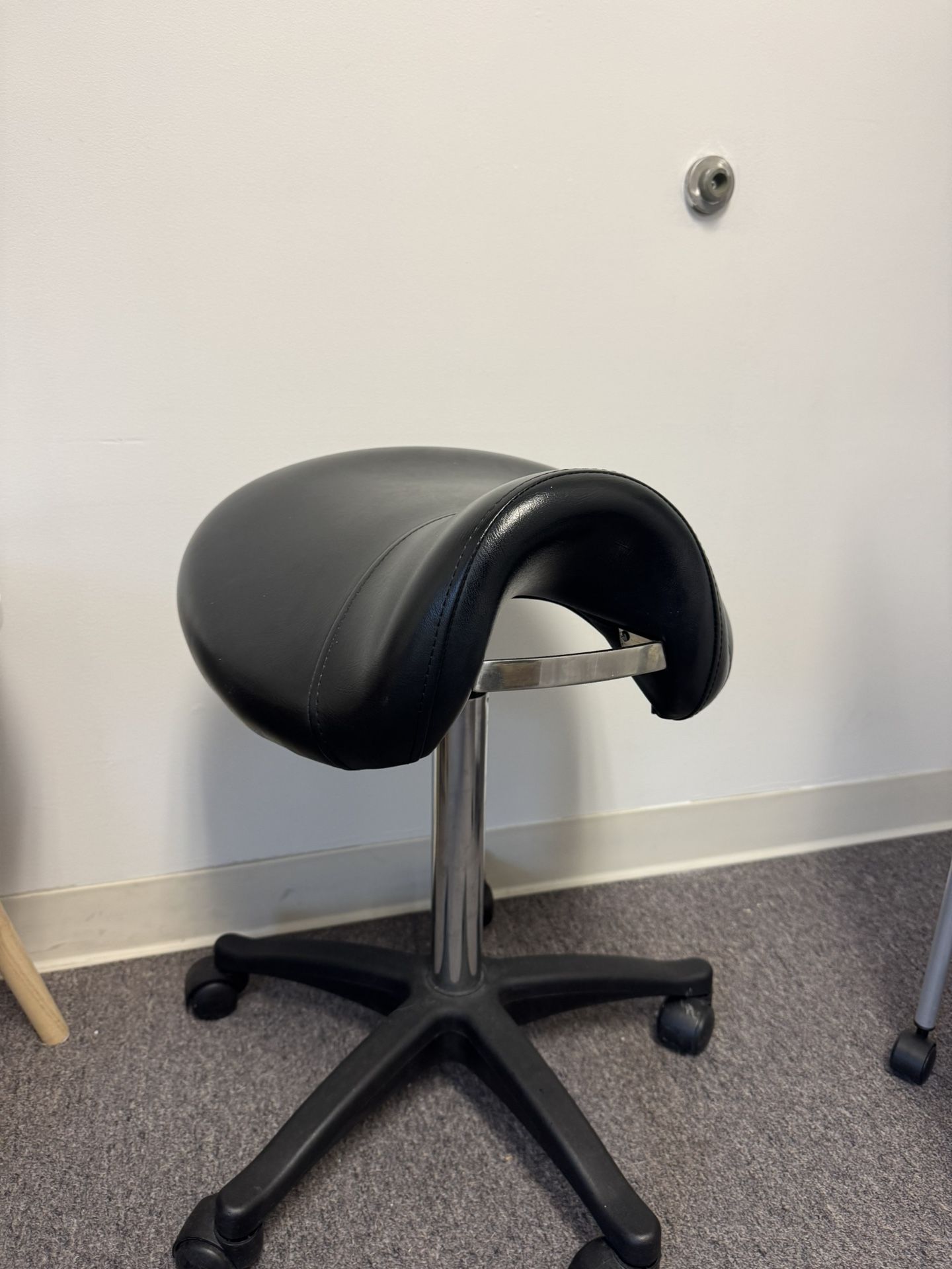 Lab stool adjustable 