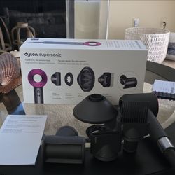 Dyson Supersonic Hairdyer w / Attach