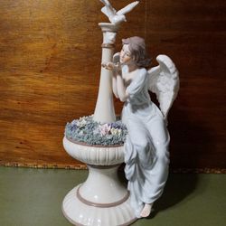Grandeur Noel Angel 2002 Porcelain Sculpture