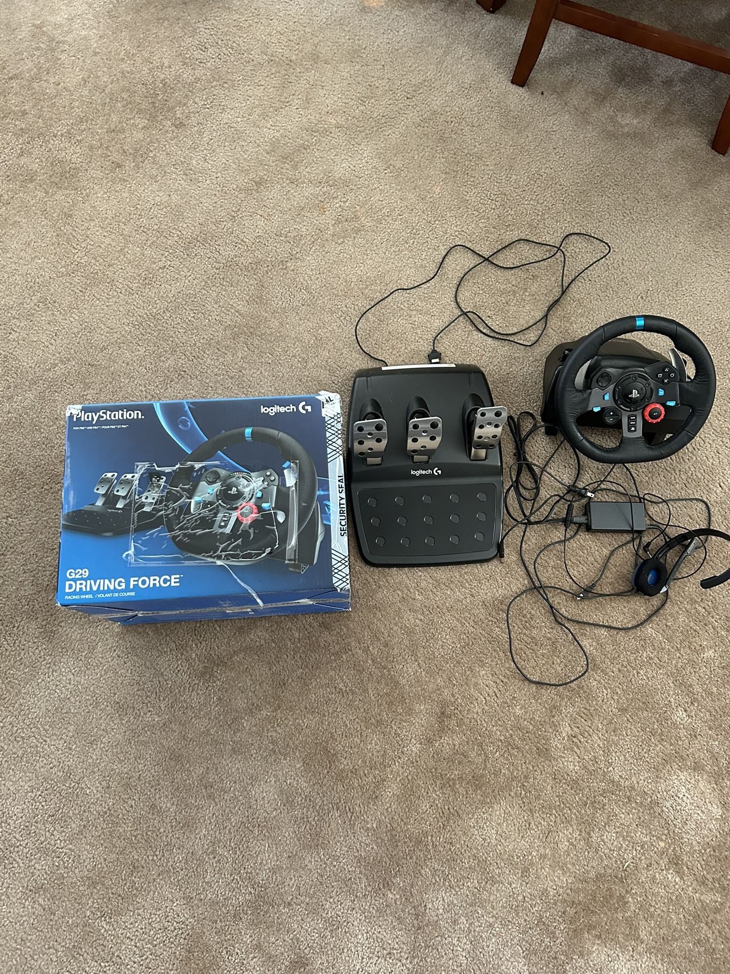 Logitech G29 Steering Wheel & Pedals PS4