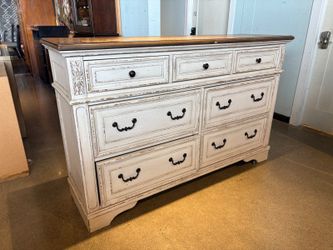 ASHLEY FRUNITURE Realyn French Country White Distressed Wood 7-Drawer Dresser