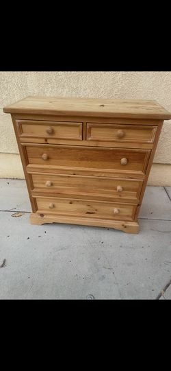 dresser, Solid Wood Excellent Condition All Drawers Work Lightly Has Been Used