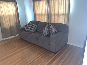 7.5’ sofa like new