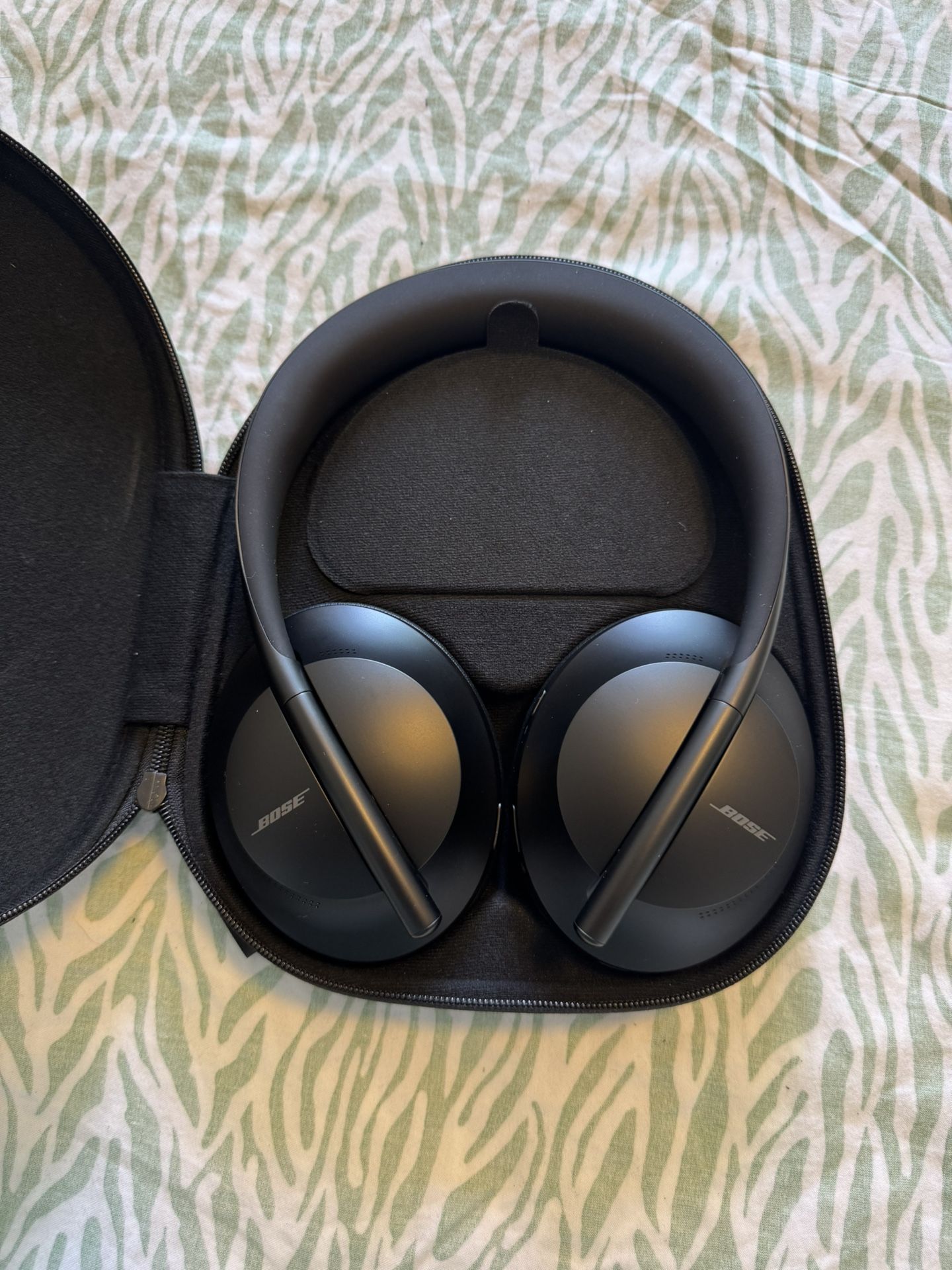 Bose Noise Cancelling Headphones 700 Over-Ear Wireless Bluetooth NC700