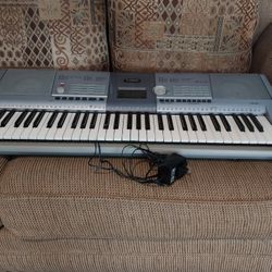 YAMAHA KEY BOARD IN GOOD CONDITION MODEL PSR-293 WITH STAND 
