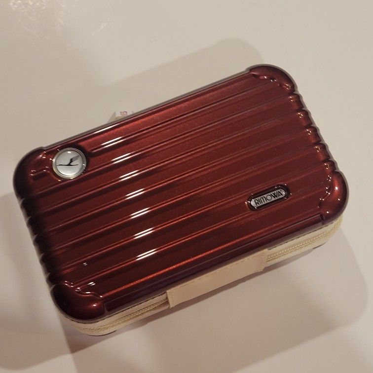 RIMOWA Lufthansa Burgundy Travel Case Toiletry Kit Pouch Sealed Intact
Ladies. Great for travel. Weight 6 oz (plus shipping materials). 7x4x2.75".