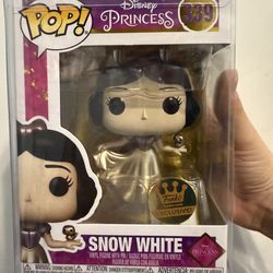 Snow White (GOLD) with pin #339 Funko Pop Exclusive