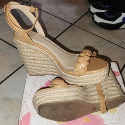 Delicious Wedges Size 6.5 