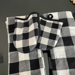 Buffalo Check Kitchen Towel Set And Mittens