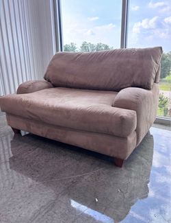 Beautiful Brown Suede Sleeper Loveseat in Great Condition Delivery Available 🚚