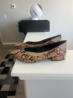 Kenneth Cole size 7 snake flat