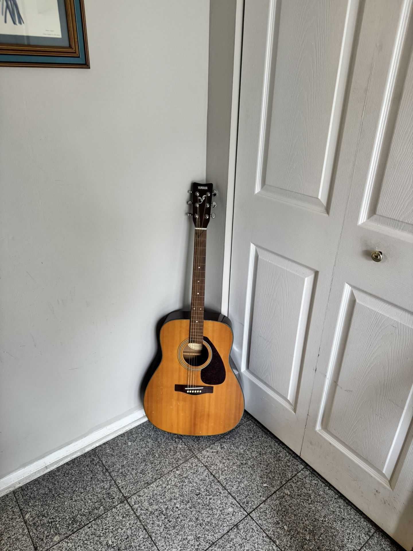 Yamaha F325 Guitar