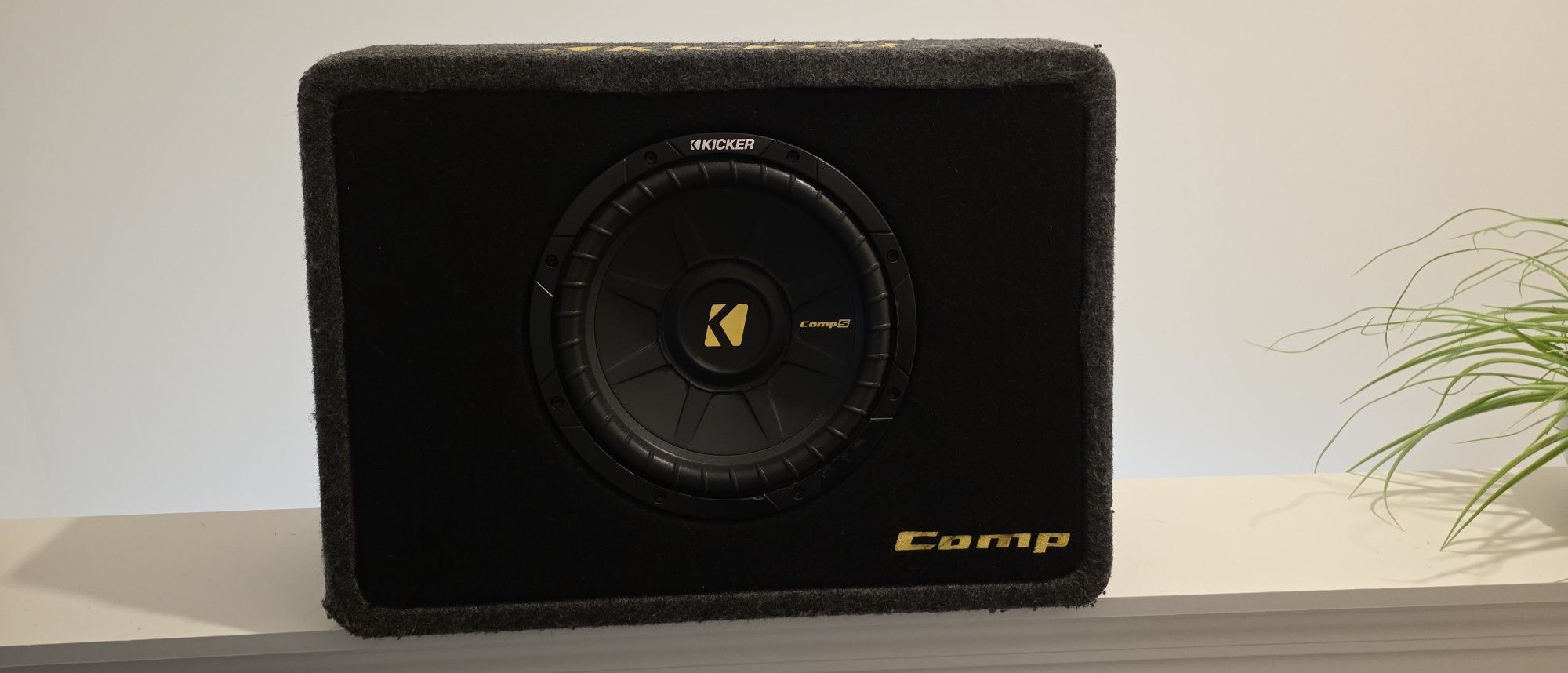 Kicker Competition 10" sub in slim box + Amp