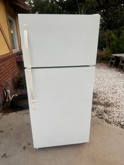 Kenmore apartment size Fridge / Refrigerator