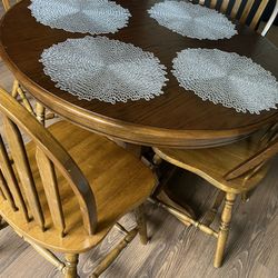 Lovely Country Style Table With 4 Chairs