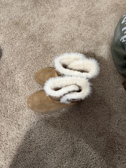 Women’s Chestnut Ugg Mid Level Boot With White Lamb Fur And Straps Size9
