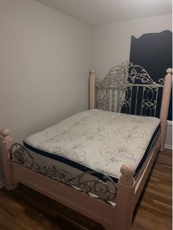 Moving Sale ! PICKUP ONLY ( Bed , Vanity , Couches )