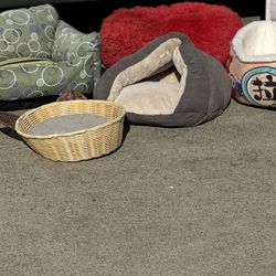 VARIOUS SMALL PET BEDS