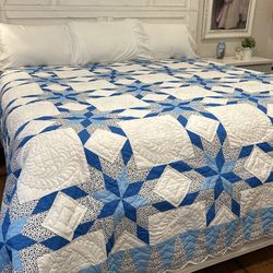 King Pennsylvania Amish Quilt In Excellent Condition
