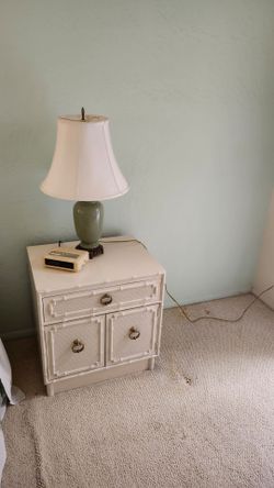 Antique white night stand tables & lamps
