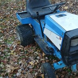 International Yard Tractor 11 Hp 400cc Briggs And Straton . Will Trade For Anything That Runs Or Cash .  Except 4 Wheeler