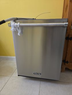 Premium Viking built-in dishwasher (Model: VDWU524SS) in excellent, like new condition