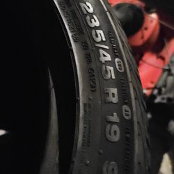 235/45 R19
