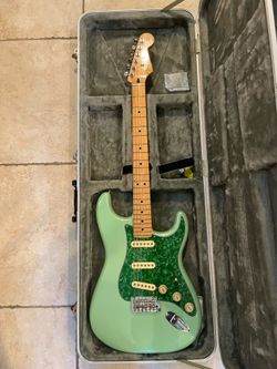Fender MIM Special Edition Stratocaster w/ Roadrunner Hardshell Case (Mint)