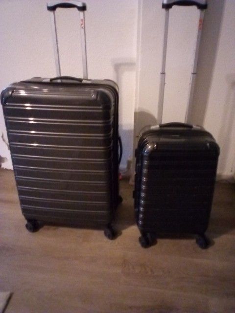 Black Hardshell luggages excellent condition matching set of 2-piece
