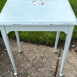 Cute Vintage Writing Desk !