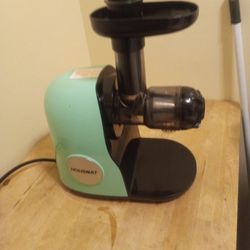 New Housnat Slow Masticating Teal  Juicer With Quite Motor Was 89.99 &Tax& Shipping $109.00 My Price $55 F
