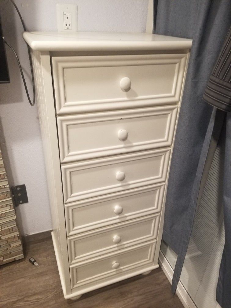 IKEA white 6 DRAWERS DRESSER ( measuresmes are on pics ) 