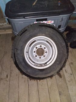 8 Lug 16" RIM W/ Winter Stud Tire