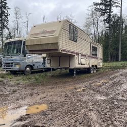 King Of The Road 32’ Fifth Wheel