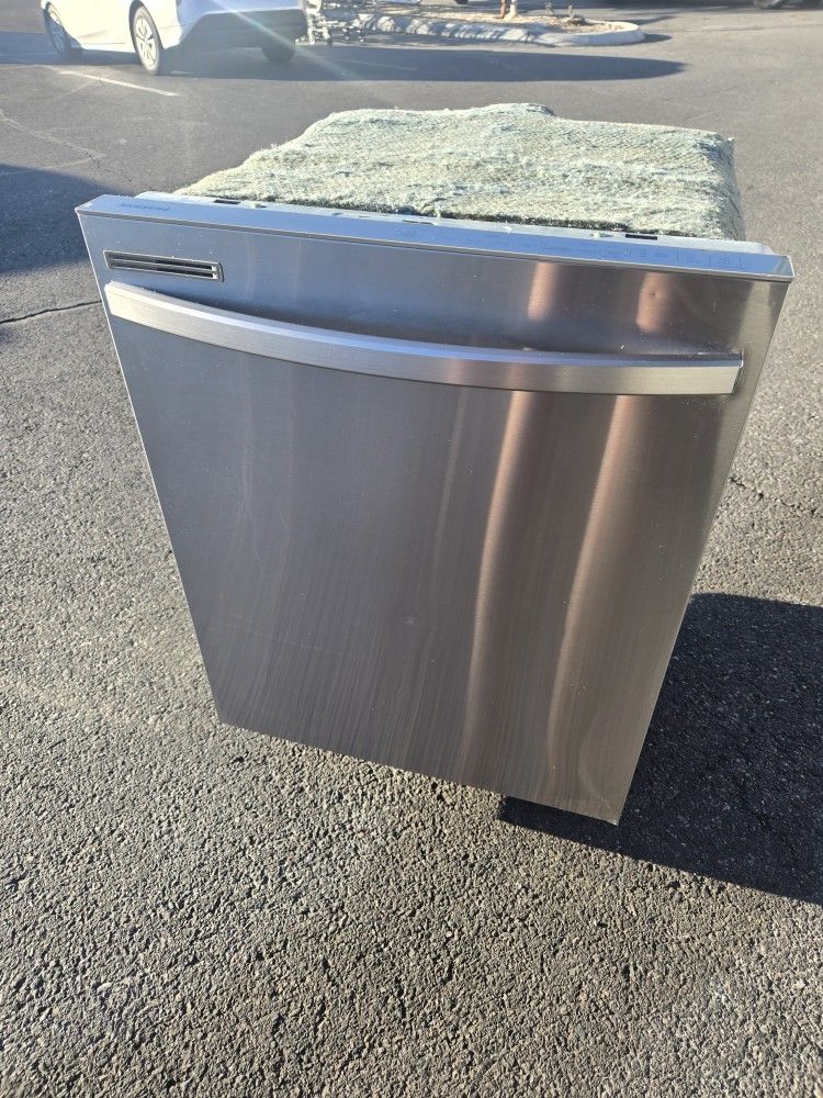 Like New - SAMSUNG 24" BUILT-IN TOP CONTROL 3RD RACK DISHWASHER IN STAINLESS STEEL