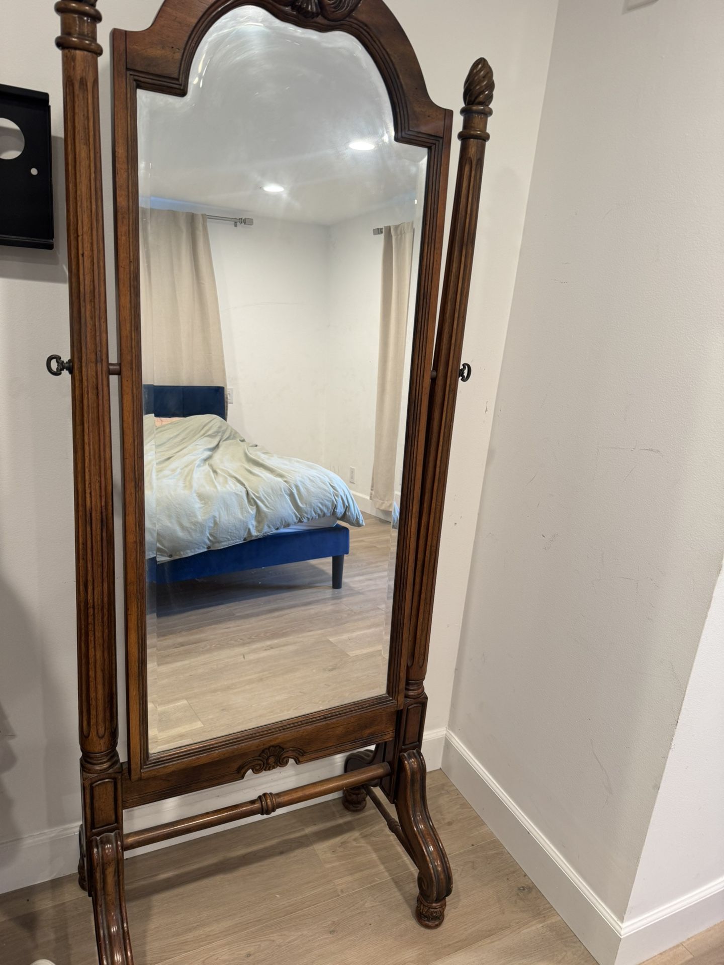 Standing bedroom mirror