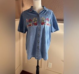 Bobbie Brooks Vintage Women Blue Denim Shirt with Floral Embroidery Garden.